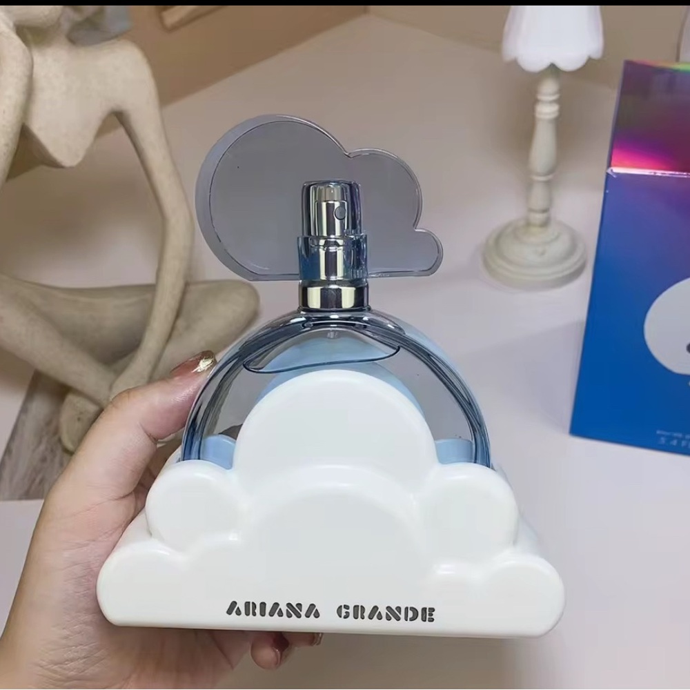 Ariana Grande Cloud Fragrance in Blue and White